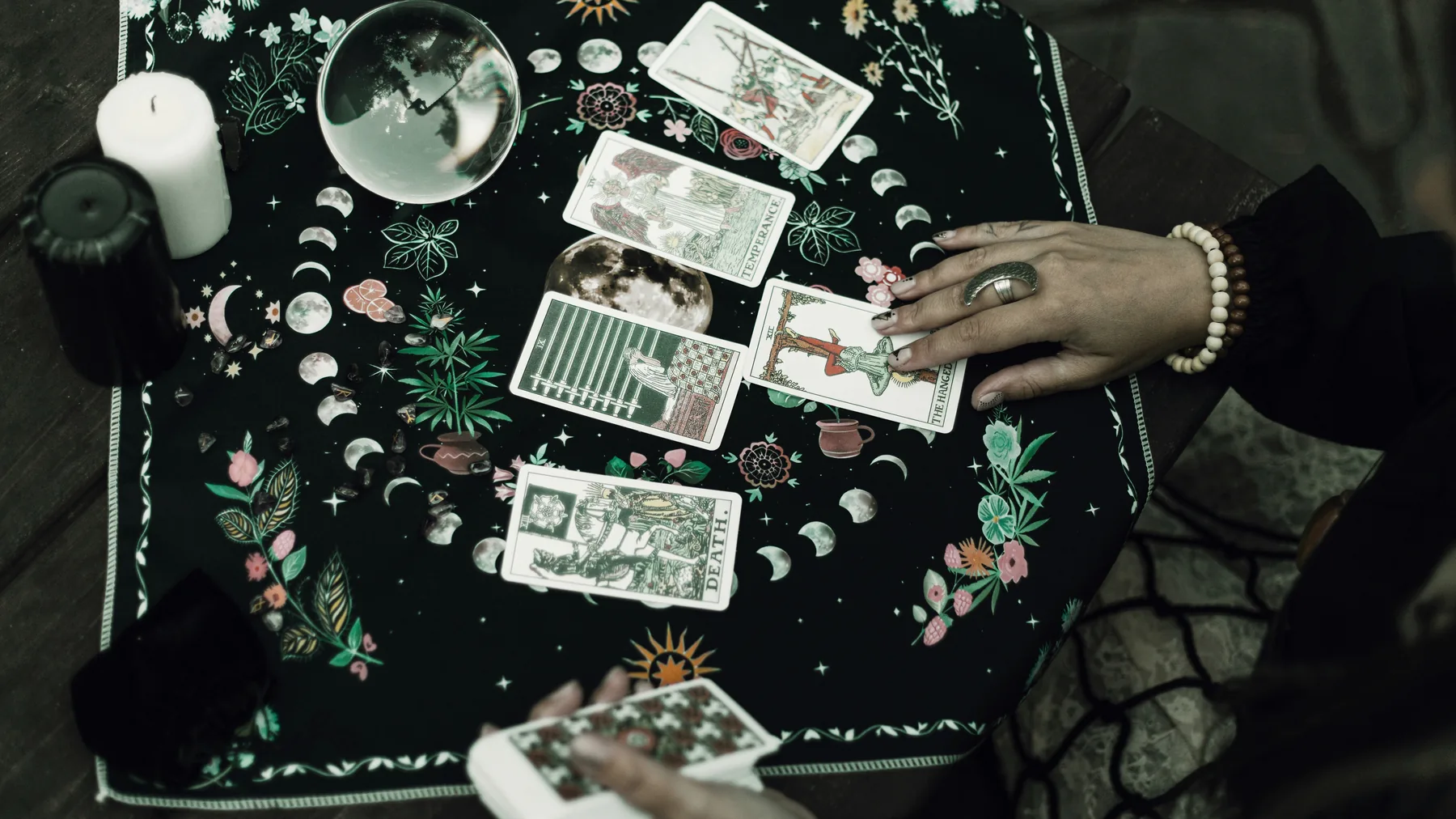 Cărți de tarot și cristale într-un cadru nocturn