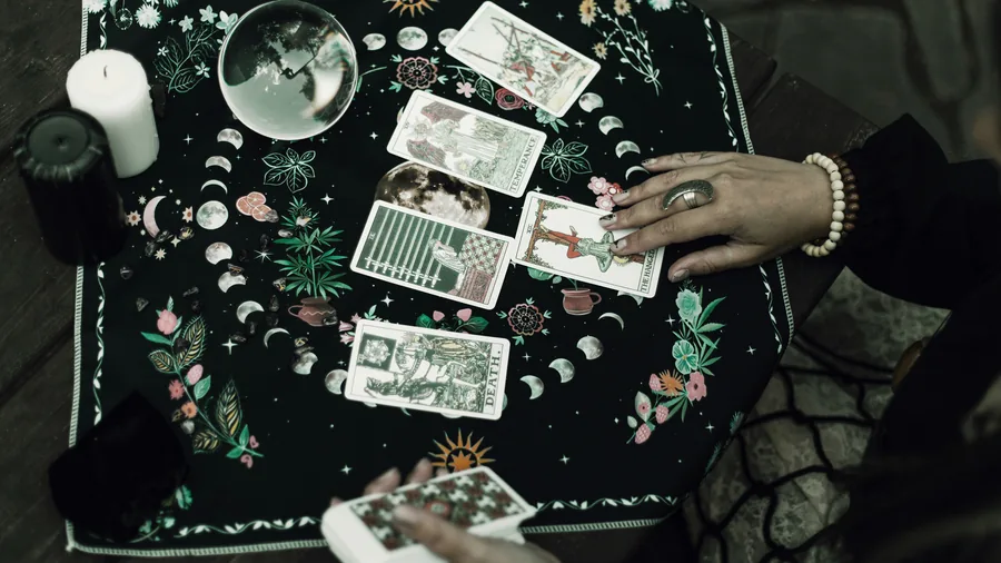 Imagine profesională cu tarot și cristale, integrată pentru atmosferă
