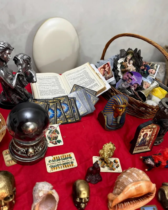 Detaliu cu cărți de tarot, glob de cristal și obiecte decorative