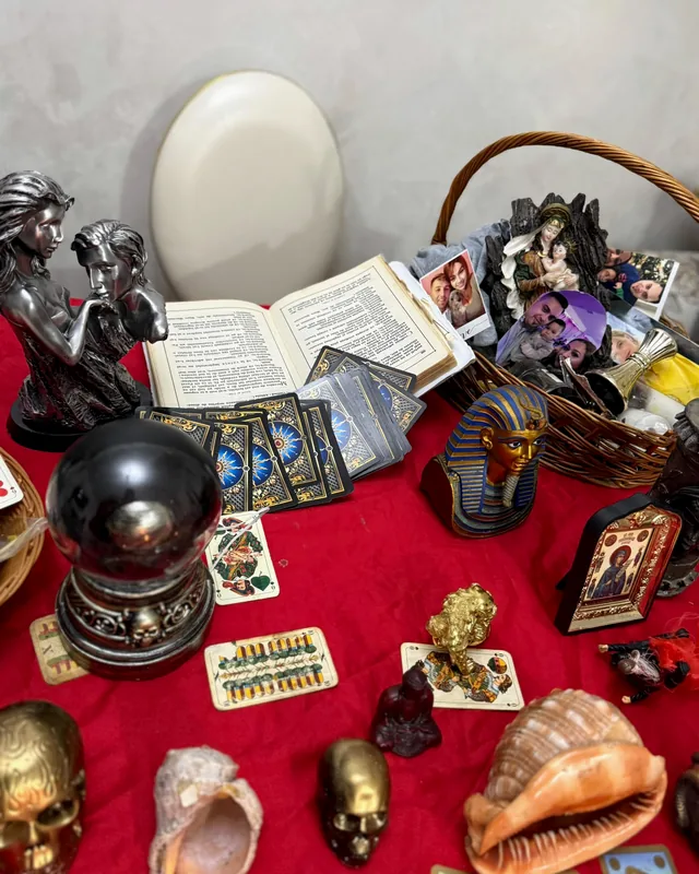 Cărți de tarot, cristale și obiecte spirituale