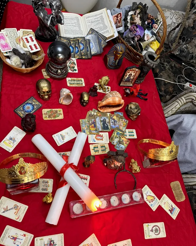 Vedere de sus a mesei cu tarot și lumânări
